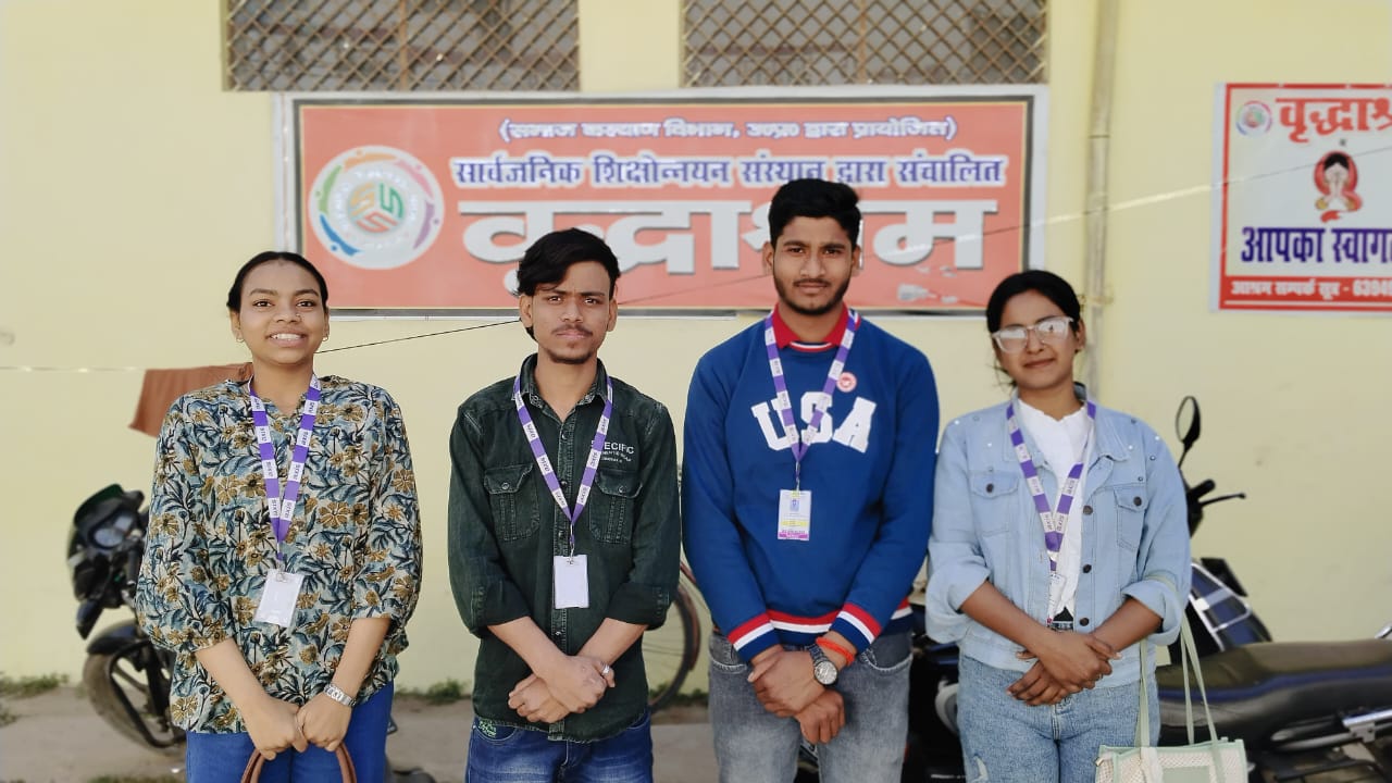 Axis Institute of Pharmacy के छात्रों ने  सामाजिक सेवा के तहत वृद्धाश्रम