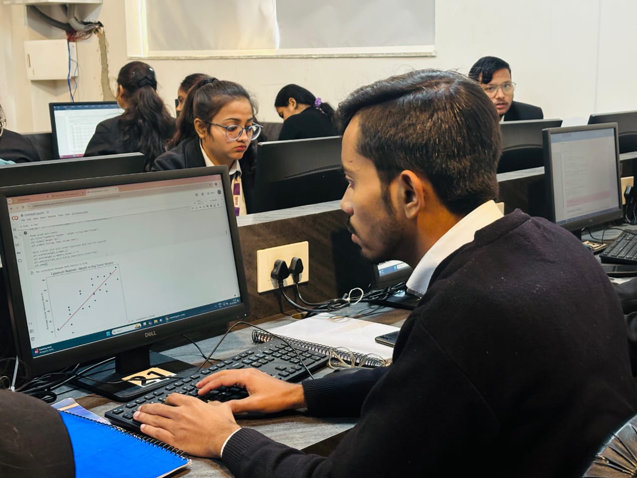 एक्सिस इंस्टीट्यूट ऑफ फार्मेसी, कानपुर के बी.फार्मा अंतिम वर्ष के छात्रों
