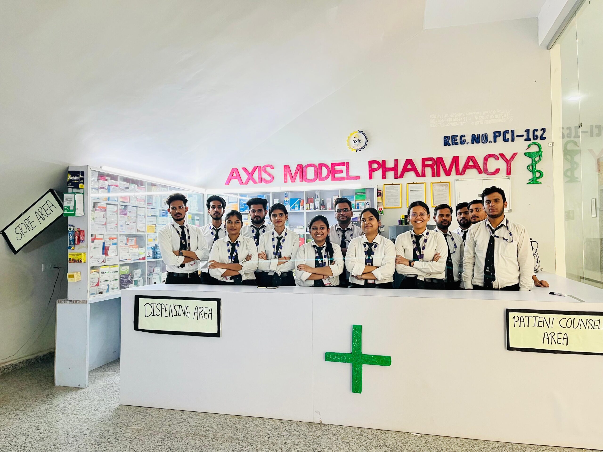 AIP के डी. फार्म छात्रों ने स्थापित किया ‘एक्सिस मॉडल फार्मेसी’