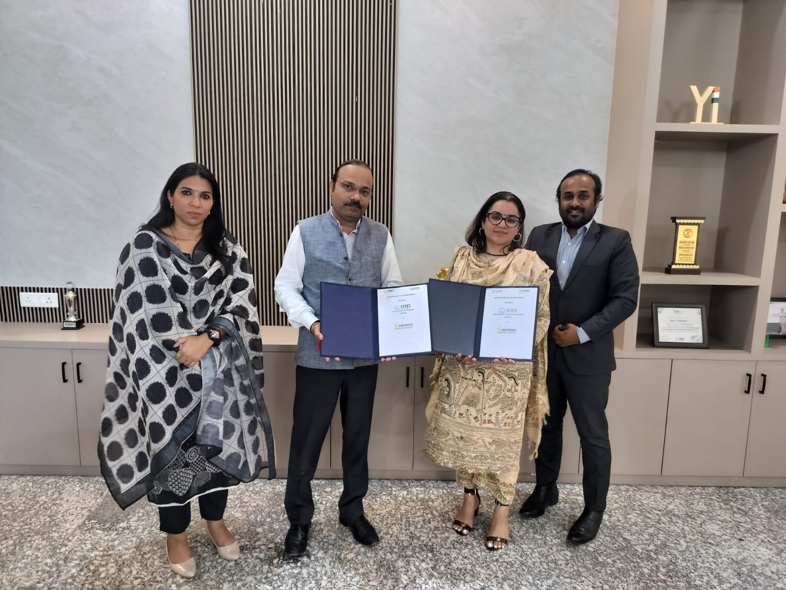 एक्सिस कॉलेजेस ने डैफोडिल थैरेपी स्टूडियो के साथ किया ऐतिहासिक समझौता